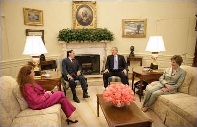 El Presidente George W. Bush y la Sra. Laura Bush se reunen con el Presidente Alejandro Toledo de Peru, y su esposa la Sra. Eliane Karp de Toledo, durante una sesión fotográfica el 11 de julio de 2006 en la Oficina Oval. Foto por Eric Draper de la Casa Blanca. 
