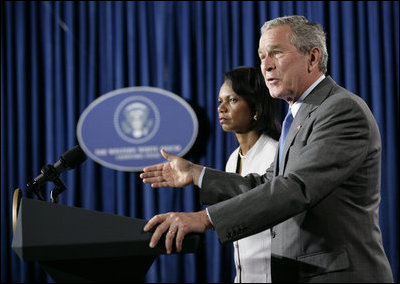 El Presidente George W. Bush es acompañado por la secretaria de Estado Condoleezza Rice el lunes, 7 de agosto de 2006, mientras hace unas declaraciones sobre la crisis del Medio Oriente durante una rueda de prensa en Crawford, Texas. Foto por Eric Draper de la Casa Blanca 