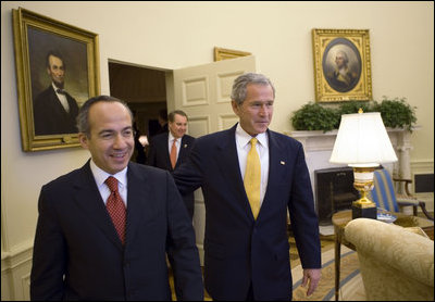 El Presidente George W. Bush le da la bienvenida al presidente electo de México Felipe Calderón a la Oficina Oval el jueves, 9 de noviembre de 2006. Foto por Eric Draper de la Casa Blanca