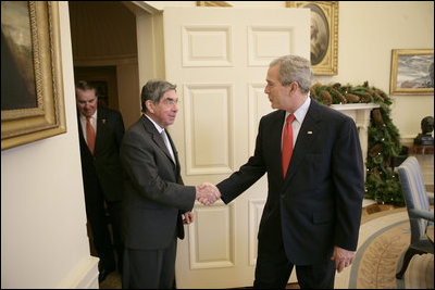 El Presidente George W. Bush le da la bienvenida al presidente de Costa Rica Oscar Arias Sánchez a la Oficina Oval el miércoles, 6 de diciembre de 2006. Foto por Eric Draper de la Casa Blanca