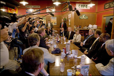 El Presidente George W. Bush conversa con miembros de la prensa durante un desayuno con líderes comunitarios en el Corner Cafe en Riverside, Mo., el miércoles 22 de agosto de 2007. Foto por Chris Greenberg de la Casa Blanca