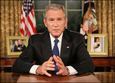 El Presidente George W. Bush termina su discurso a la nación desde la Oficina Oval, el jueves, 13 de septiembre de 2007. Respaldando las recomendaciones del general David Petraeus, el Presidente Bush dijo: “Ahora, debido a los éxitos que estamos viendo en Iraq, podemos comenzar a ver el regreso de soldados a casa”. Foto por Eric Draper de la Casa Blanca