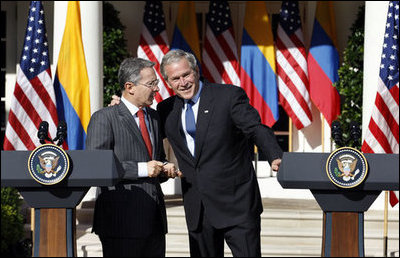 El presidente George W. Bush habla con el presidente de Colombia, Alvaro Uribe, tras una sesión conjunta con la prensa, celebrada en el Jardín de las Rosas de la Casa Blanca el 20 de septiembre de 2008.