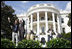 El Presidente George W. Bush saluda al multitudinario público de líderes de la comunidad hispana que se dieron cita en el Jardín Sur de la Casa Blanca para una magna celebración del Mes Nacional de la Hispanidad, el pasado 9 de octubre de 2008. Lo acompaña el artista colombiano Andrés Cabas.