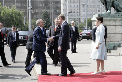 Prime Minister Ferenc Gyurcsany and his wife Dr. Klara Dobrev welcome President George W. Bush and Mrs. Laura Bush to the Hungarian Parliament building in Budapest, Hungary, Thursday, June 22, 2006.