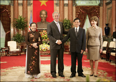President George W. Bush and Mrs. Laura Bush join Viet President Nguyen Minh Triet and Mrs. Tran Thi Kim Chi in the Great Hall of the Presidential Palace Friday, Nov. 17, 2006, after arriving in Hanoi for the 2006 APEC Summit.