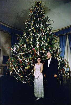 The 1966 Johnson tree was based on an early American theme featuring nuts, popcorn, fruit, wood roses from Hawaii, a paper maché angel and gingerbread cookies.