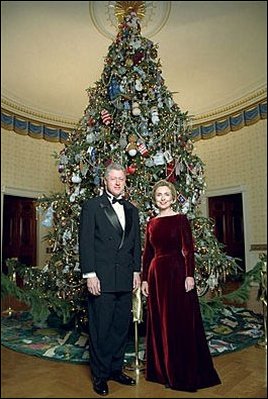 The 1998 Clinton tree was based on the theme "A Winter Wonderland." The tree featured fabric snowmen ornaments, knitted mittens and hats, and painted wooden ornaments.