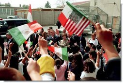 Laura Bush and Mexican President Vicente Fox are greeted by cheering students as they arrive to Morningside Elementary School in San Fernando, Calif., March 22, 2001.  White House photo by Paul Morse
