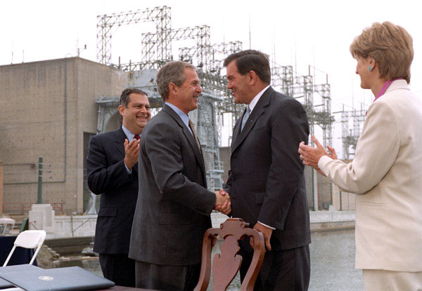 President George Bush shakes hands with Gov. Tom Ridge after signing two executive orders Friday, May 18, in Pennsylvania. Secretary of Energy Spencer Abraham and Secretary of the Interior Gale Norton are at left and right. WHITE HOUSE PHOTO BY ERIC DRAPER