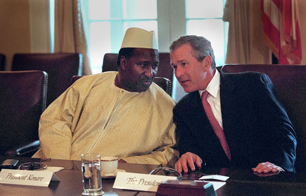 President George W. Bush talks with Mali President Alpha Konare during his meeting with African presidents in the Cabinet Room, Thursday, June 28, 2001. WHITE PHOTO BY ERIC DRAPER