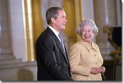 Her Majesty walks with the
President through Buckingham Palace July 19, 2001. White House photo by
Eric Draper.