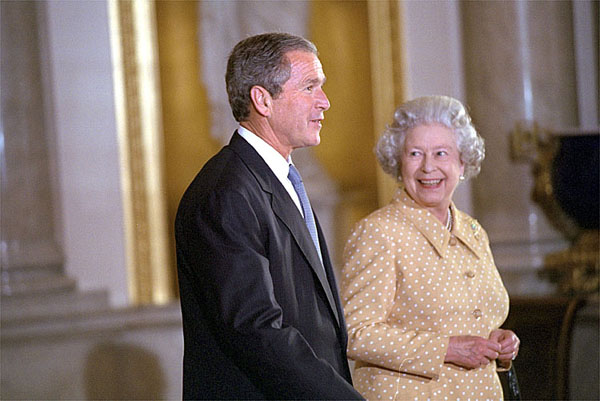 Her Majesty walks with the President through Buckingham Palace July 19, 2001. White House photo by Eric Draper.