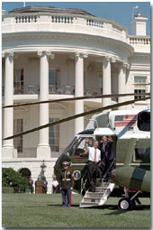 After a short press conference on the South Lawn, Presidents Bush and Fox board Marine One to visit Toledo, Ohio, Sept. 6. White House Photo by Paul Morse.