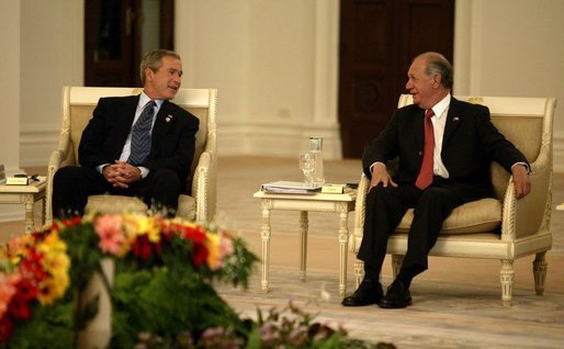 President George W. Bush chats with Chilean President Ricardo Lagos at the APEC leaders retreat at the Government House in Bangkok, Thailand, Oct. 20, 2003. White House photo by Paul Morse.
