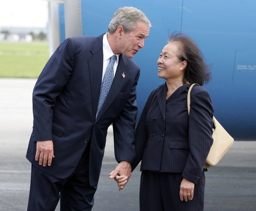President George W. Bush chats with Freedom Corps greeter Lam Pham after arriving at Tampa International Airport in Tampa, Florida on Friday July 16, 2004. White House photo by Paul Morse