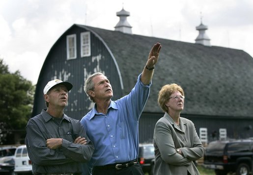 Walking with Mark and Shirley Katzenmeyer, President George W. Bush tours their family farm in Le Sueur, Minn., Wednesday, Aug. 4, 2004. White House photo by Eric Draper.