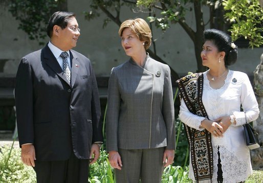 Laura Bush talks with Mr. Jose Miguel T. Arroyo of the Philippines and Mrs. Kristiani Herawati of Indonesia during a program for leaders' spouses in Santiago, Chile, Nov. 20, 2004.White House photo by Susan Sterner