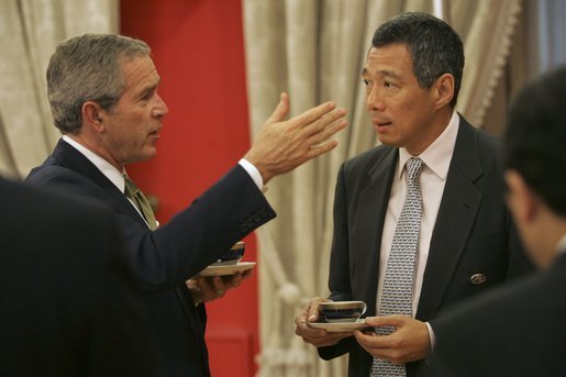 President George W. Bush meets with Prime Minister Lee Hsien Loong of Singapore during the APEC Summit at La Moneda Presidential Palace in Santiago, Chile, Sunday, Nov. 21, 2004. White House photo by Paul Morse