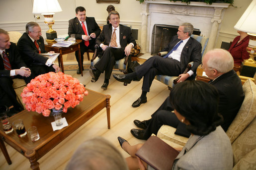 President George W. Bush and Ukrainian President Viktor Yushchenko meet in the Oval Office prior to participating in a joint press availability at the White House April 4, 2005.White House photo by Eric Draper