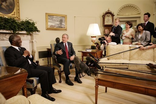 As the media looks on, President George W. Bush and South Africa's President Thabo Mbeki visit in the Oval Office Wednesday, June 1, 2005. White House photo by Eric Draper