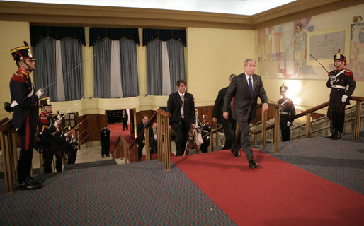 President George W. Bush arrives Friday, Nov. 4, 2005, at the Hermitage Hotel in Mar del Plata for the opening session of the 2005 Summit of the Americas. White House photo by Eric Draper