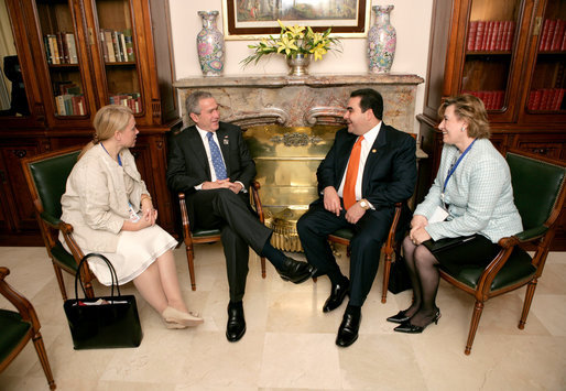 President George W. Bush and President Elias Antonio Saca Gonzalez of El Salvador meet while attending the Summit of the Americas in Mar del Plata, Argentina, Saturday, Nov. 5, 2005. White House photo by Eric Draper