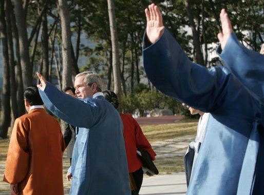 President George W. Bush waves to the crowd after joining his fellow APEC leaders for an official photograph Saturday, Nov. 19, 2005, at the Nurimaru APEC House in Busan, Korea. White House photo by Paul Morse