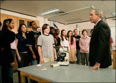 El Presidente George W. Bush conversa con estudiantes de ciencias e ingeniería durante una visita al Yvonne A. Ewell Townview Magnet Center en Dallas, Texas, el viernes, 3 de febrero de 2006. Foto por Eric Draper de la Casa Blanca