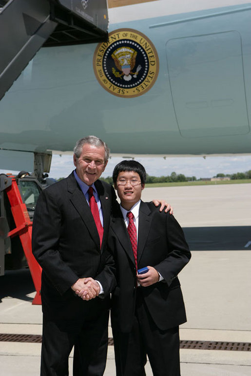 President George W. Bush meets with David Trinh, 17, of Cincinnati, Ohio, Friday, May 19, 2006 in Covington, Kentucky, recognized by the USA Freedom Corps for his volunteer work in his community. David Trinh is president and co-founder of The Bethany Group, a student volunteer organization. White House photo by Kimberlee Hewitt