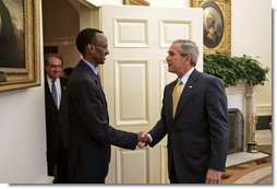 President George W. Bush welcomes President Paul Kagame of Rwanda to the Oval Office Wednesday, May 31, 2006.  White House photo by Paul Morse