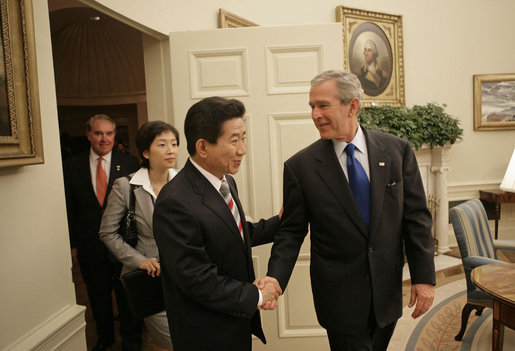 President George W. Bush welcomes President Roh Moo-hyun of South Korea to the Oval Office Thursday, Sept. 14, 2006. White House photo by Eric Draper