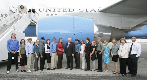 Vice President Dick Cheney stands in front of Air Force Two with students and faculty of the Dean Morgan Leadership Program from Dean Morgan Junior High School, Monday, October 2, 2006 at Natrona County International Airport in Casper, Wyo. The Dean Morgan Leadership Program provides students with the opportunity to meet leaders in fields including business, the arts, medicine, volunteerism, government and military service. Earlier in the day the Vice President participated in a campaign fundraising event in Casper for Wyoming Congresswoman Barbara Cubin. White House photo by David Bohrer