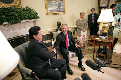 President George W. Bush laughs with President Alan Garcia of Peru during a meeting with the press in the Oval Office Tuesday, Oct. 10, 2006. “We see our role as a country in terms of helping strengthen democracy and achieving friendship without threat in our region,” said President Garcia. “And in this regard, Peru will continue to work towards the democratization of Latin America.” White House photo by Eric Draper