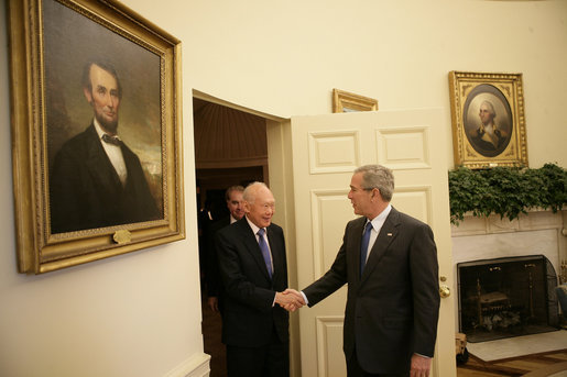 President George W. Bush welcomes Minister Mentor Lee Kuan Yew of Singapore to the Oval Office Monday, Oct. 16, 2006. White House photo by Eric Draper