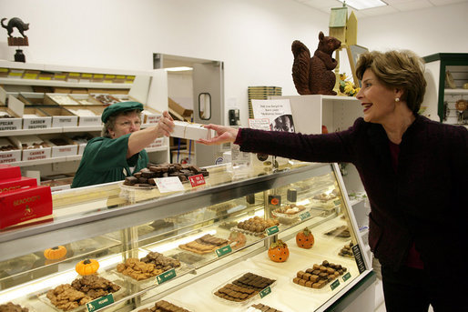 Mrs. Laura Bush purchases a box of homemade chocolates Tuesday, October 24, 2006, at Seroogy’s, a family owned business that has been making chocolates for more than a hundred years in De Pere, Wisconsin. White House photo by Shealah Craighead