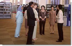 Mrs. Laura Bush visits the National Library Building in Singapore Thursday, Nov. 16, 2006, where she was briefed on the Lee Kong Chian Reference Library and viewed the Singapore and Southeast Asia Collections and rare book display.  White House photo by Shealah Craighead
