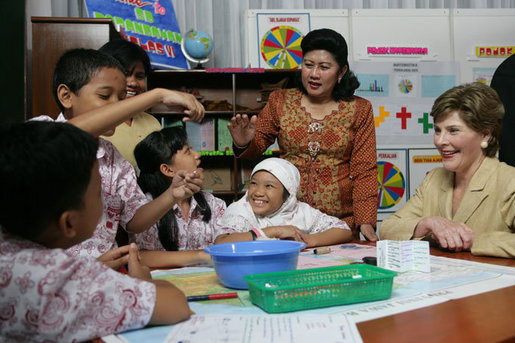 Mrs. Laura Bush talks with students at Papandaya Public Elementary School in Bogor Palace, Indonesia, Monday, Nov. 20, 2006. White House photo by Shealah Craighead
