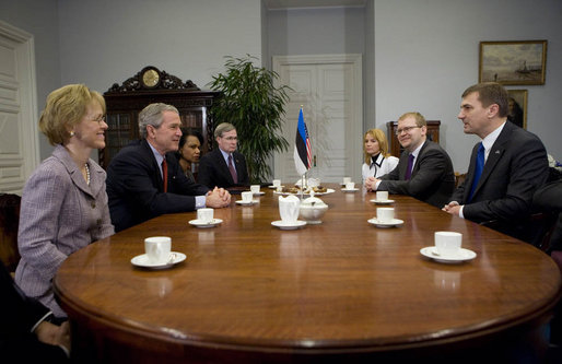 President George W. Bush is joined by U.S. Ambassador to Estonia Aldona Wos, left, Secretary of State Condoleezza Rice and National Security Advisor Stephen Hadley Tuesday, Nov. 28, 2006, as they meet with Prime Minister Andrus Ansip, right, at the Stenbock House in Tallinn, Estonia. White House photo by Eric Draper