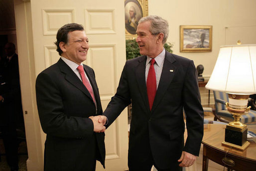 President George W. Bush welcomes European Commission President José Manuel Barroso to the Oval Office, Monday, January 8, 2007. White House photo by Eric Draper