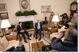 President George W. Bush talks with members of the media during his meeting with Panama’s President Martin Torrijos in the Oval Office, Friday, Feb. 16, 2007.  White House photo by Eric Draper