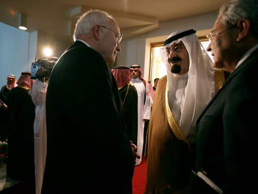 Vice President Dick Cheney is welcomed by King Abdullah of Saudi Arabia, Saturday, May 12, 2007, for a meeting and dinner at Fahd ibn Sultan Palace in Tabuk, Saudi Arabia. White House photo by David Bohrer