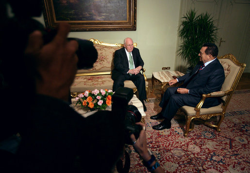Vice President Dick Cheney talks with President Hosni Mubarak of Egypt Sunday, May 13, 2007, at the Presidential Palace in Cairo. White House photo by David Bohrer