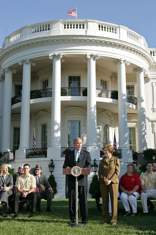 Standing with Mrs. Laura Bush, President George W. Bush addresses military support organizations Tuesday, Sept. 18, 2007, on the South Lawn. “I feel a very strong obligation, since it was my decision that committed young men and women into combat, to make sure our veterans who are coming back from Iraq and Afghanistan get all the help this government can possibly provide,” said President Bush. White House photo by Chris Greenberg