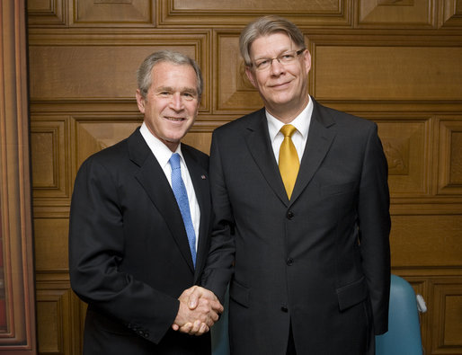 President George W. Bush meets with Latvia President Valdis Zatlers during their participation in a Roundtable on Democracy Tuesday, Sept. 25, 2007, at the United Nations in New York. White House photo by Eric Draper