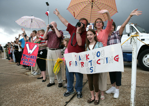 Well-wishers wave and show their support for President George W. Bush at his departure aboard Air Force One Monday, Oct. 15, 2007, from Waco TSTC Airport in Waco, Texas. President Bush flew on to Arkansas touring a manufacturing facility, meeting with local business leaders and delivering a speech on fiscal responsibility. White House photo by Eric Draper