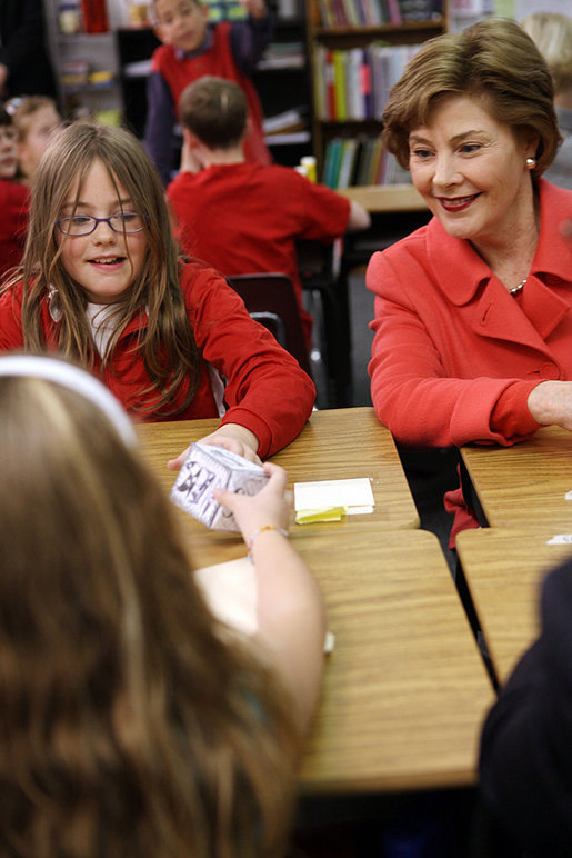 Mrs. Laura Bush meets with students at the Rolling Ridge Elementary School Tuesday, March 25, 2008, in Olathe, Kansas, where Mrs. Bush honored the school and students for their amazing efforts to volunteer and help others. White House photo by Shealah Craighead
