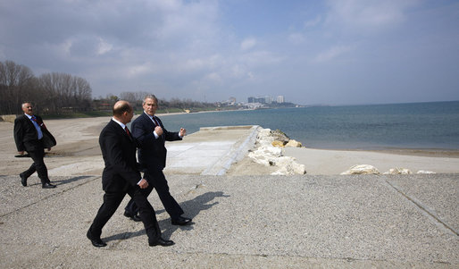 With the Black Sea behind them, President George W. Bush and President Taian Basescu walk along a pier Wednesday, April 2, 2008, during a tour of the Romanian leader’s presidential retreat in Neptun, Romania. White House photo by Eric Draper