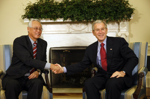 President George W. Bush shakes hands with Singapore's Senior Minister Goh Chok Tong Wednesday, April 9, 2008, in the Oval Office at the White House. White House photo by Eric Draper
