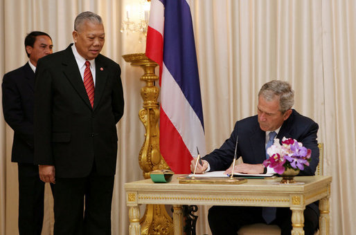 President George W. Bush is joined by Prime Minister Samak Sundaravej of Thailand as he signs a guest book Wednesday, Aug. 6, 2008, on his arrival to the Government House in Bangkok. White House photo by Chris Greenberg